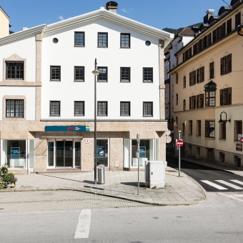 Außenansicht der BTV Bank Filiale in Kufstein mit der Adresse Oberer Stadtplatz 4