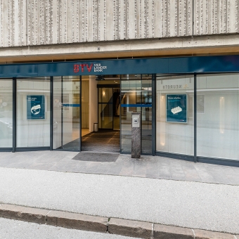 Außenansicht der BTV Bank Filiale in Schwaz in der Innsbrucker Straße 5 mit Bankomat links neben der Eingangstür