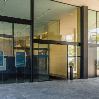 Außenansicht der BTV Bank Filiale in Telfs in der Anton-Auer-Straße 2
