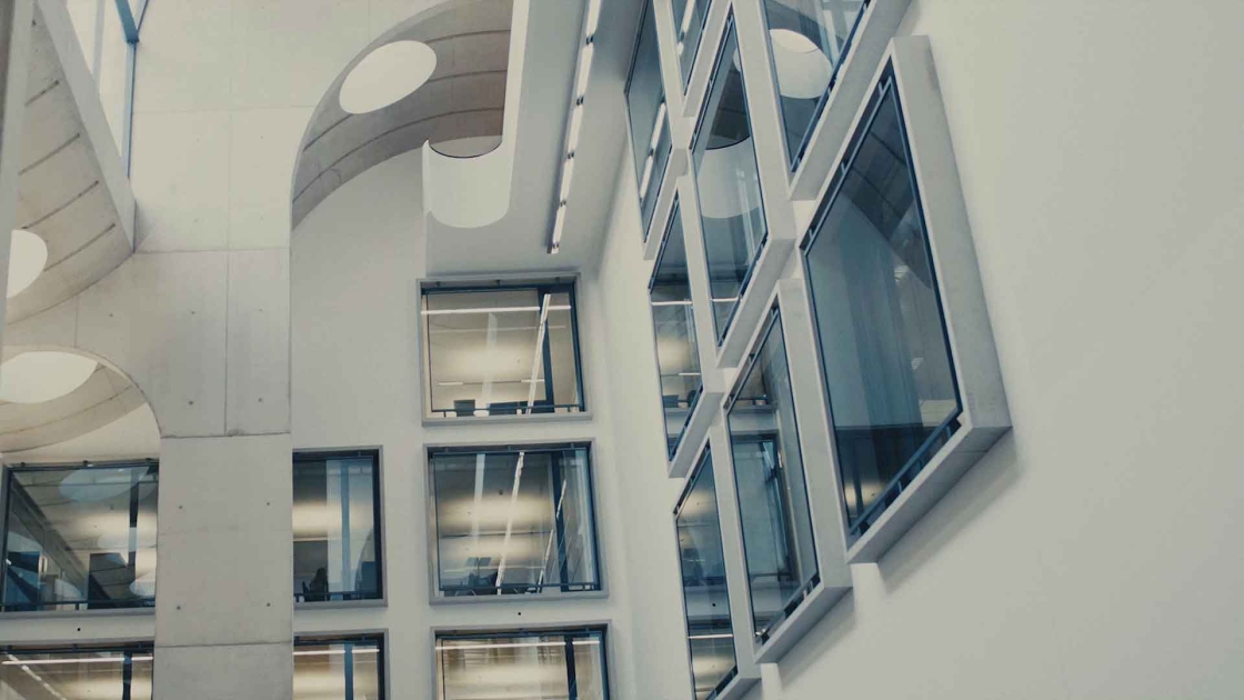 Mitarbeiter und Mitarbeiterinnen der BTV VIER LÄNDER BANK in der BTV Innsbruck Stadtforum