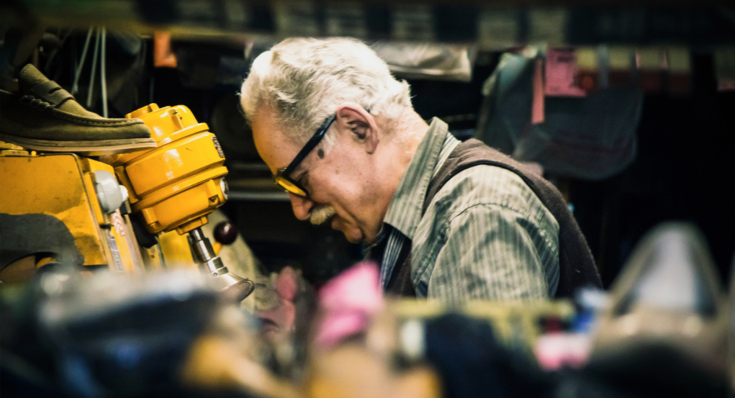 Ein Mann arbeitet in seiner Werkstatt
