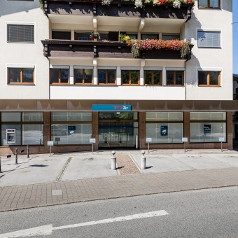 Außenansicht der BTV Bank Filiale in Wörgl in der Bahnhofstraße 18 mit Bankomat links neben der Eingangstür