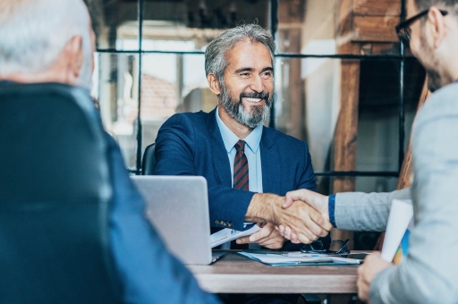 Businessmann schüttelt einer anderen Person die Hand