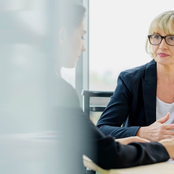 Beratungsgespräch zwischen zwei Geschäftsfrauen