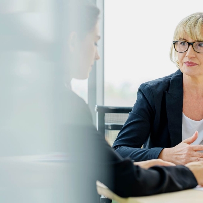 Beratungsgespräch zwischen zwei Geschäftsfrauen