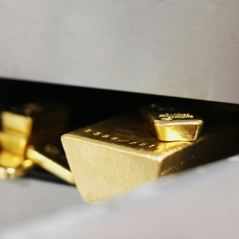 Goldbarren sind in einem Schließfach zu sehen