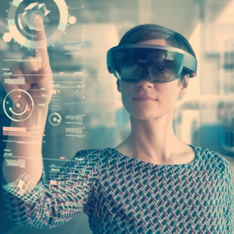 Eine Frau verwendet eine VR-Brille und gestikuliert
