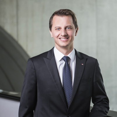 Ein Mann in einem schwarzen Anzug