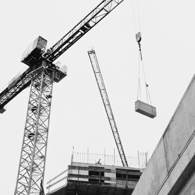 Bau von Immobilie mit Kran im Einsatz