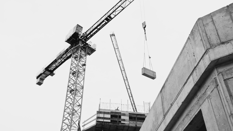 Bau von Immobilie mit Kran im Einsatz