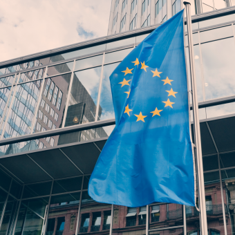 Europaflagge vor einem Hochhaus