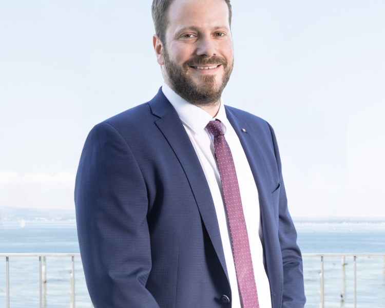 Ein Mann der einen blauen Anzug trägt