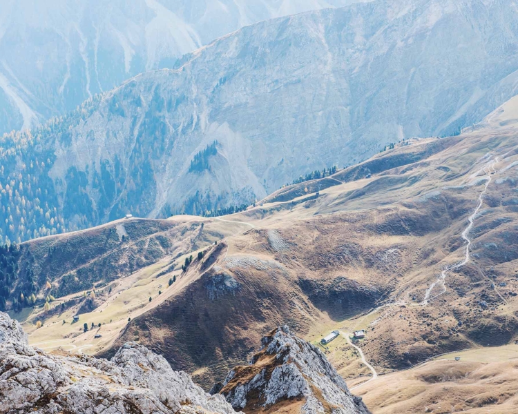 Eine Berglandschaft mit grünen Wiesen und Almen