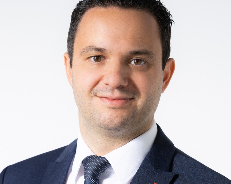 Ein Mann mit einem blauen Anzug und Krawatte
