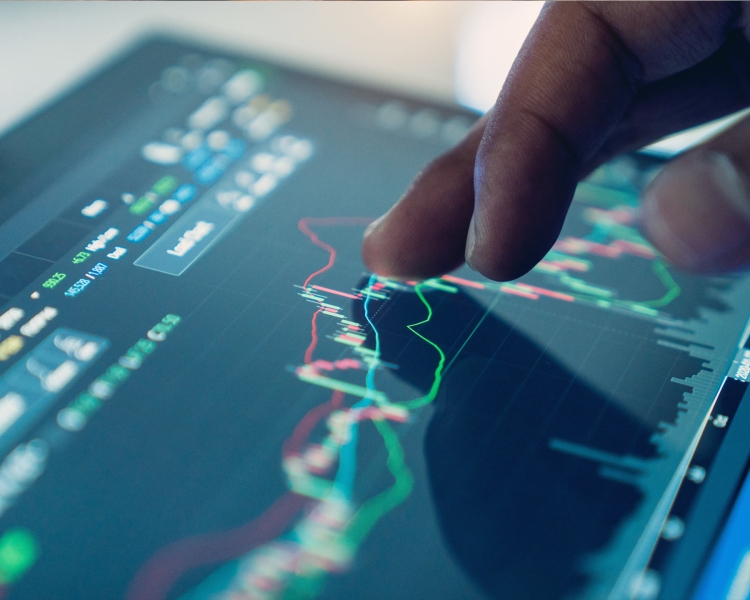 Eine Person analysiert einen Graphen auf einem Tablet Display