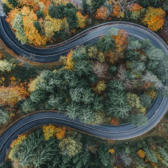 Kurvige Strasse im Herbst. Bayerische Alpen.