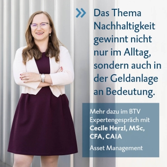 Frau mit verschränkten Armen vor grauem Hintergrund mit Zitat aus dem Interview.