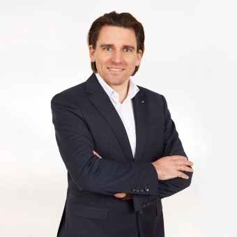 Andreas Decker. Person im Anzug.