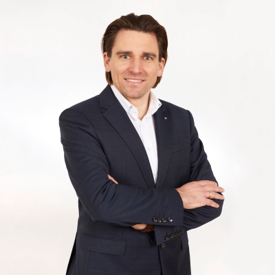 Andreas Decker. Person im Anzug.