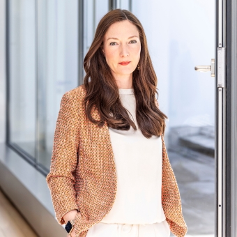 Auf dem Bild ist Eva Guem zu sehen. Sie leitet das Team Business Design & Strategic Initiatives" in der Bank für Tirol und Vorarlberg Aktiengesellschaft.