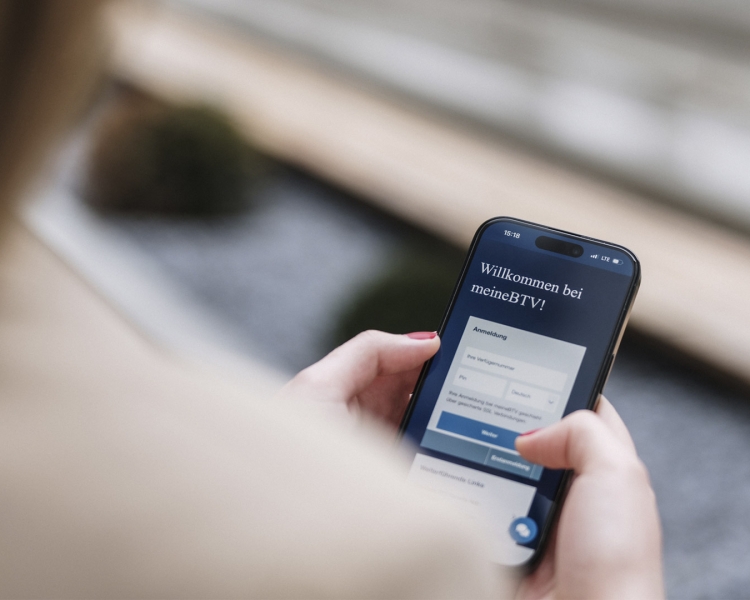 Eine Frau schaut in ihr Handy und sieht meineBTV