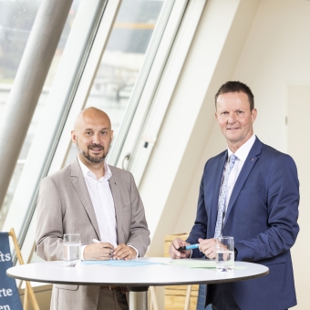 BTV Mitarbeiter Marco Petz und Norbert am Stehtisch.