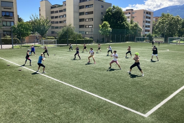 BTV Mitarbeiterinnen bei sportlichen Aktivitäten am Fußballfeld.