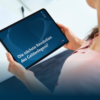 Hände halten Tablet in der Hand, auf dem der Titel des BTV Whitepapers "Die nächst Revolution des Geldanlegens?" zu sehen ist.