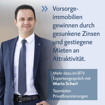 Mario Scherl im Anzug mit Zitat: Vorsorgeimmobilien gewinnen durch gesunkene Zinsen und gestiegene Mieten an Attraktivität.