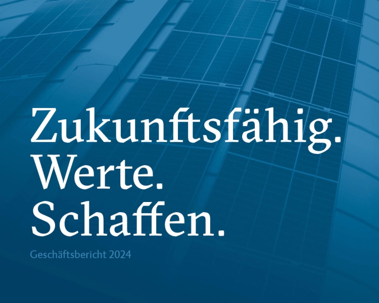 Eine Bild mit Text und einer Solaranlage im Hintergrund. Text im Bild: Zukunftsfähig. Werte. Schaffen. Geschäftsbericht 2024