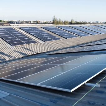 Ein Dach mit PV-Anlagen