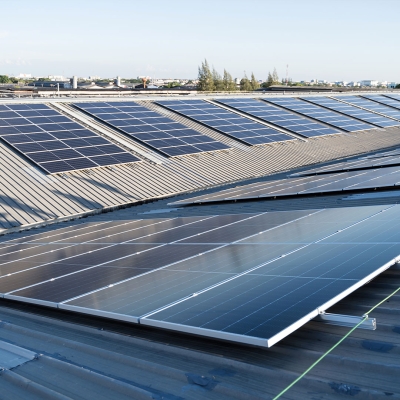 Ein Dach mit PV-Anlagen