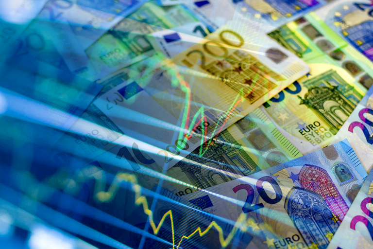 Bargeld-Euro-Scheine und Börsenindikatoren