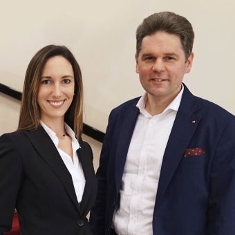Ein Mann und eine Frau stehen in einem Treppenhaus