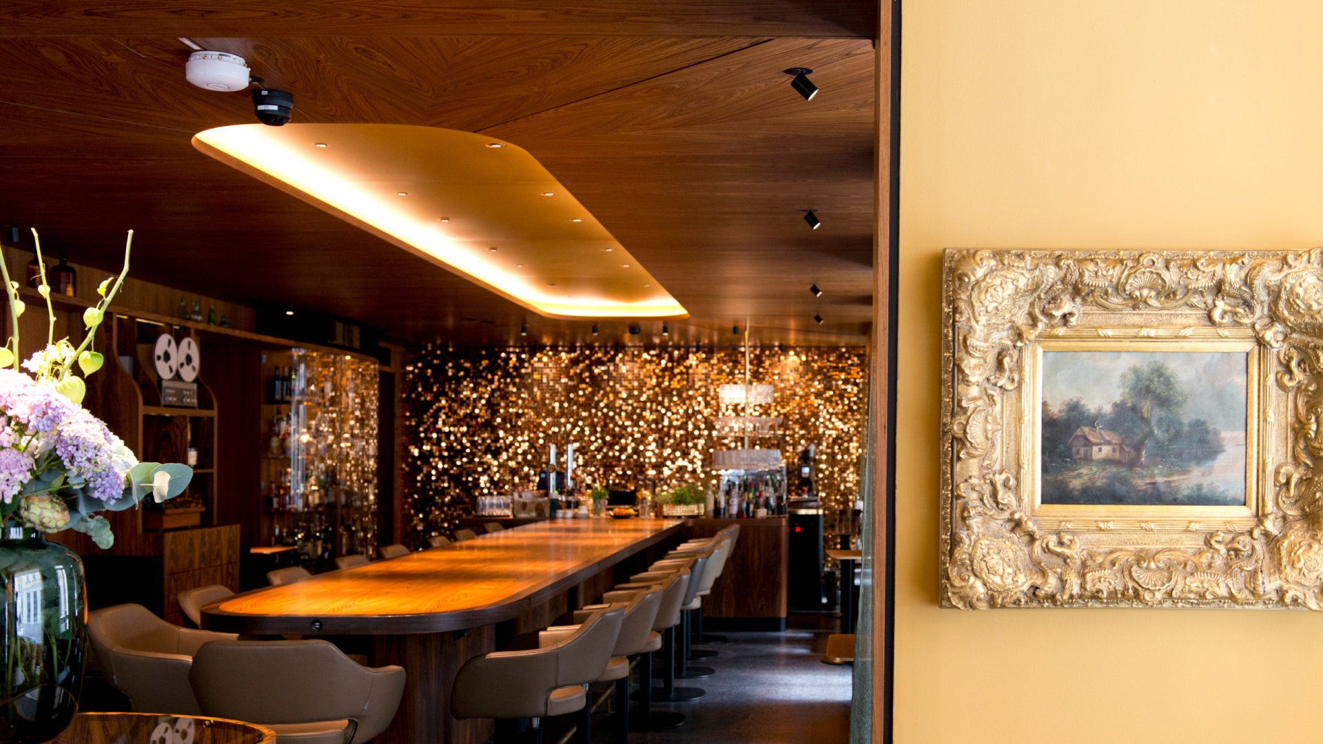 Eine Bar mit einem langen Tisch