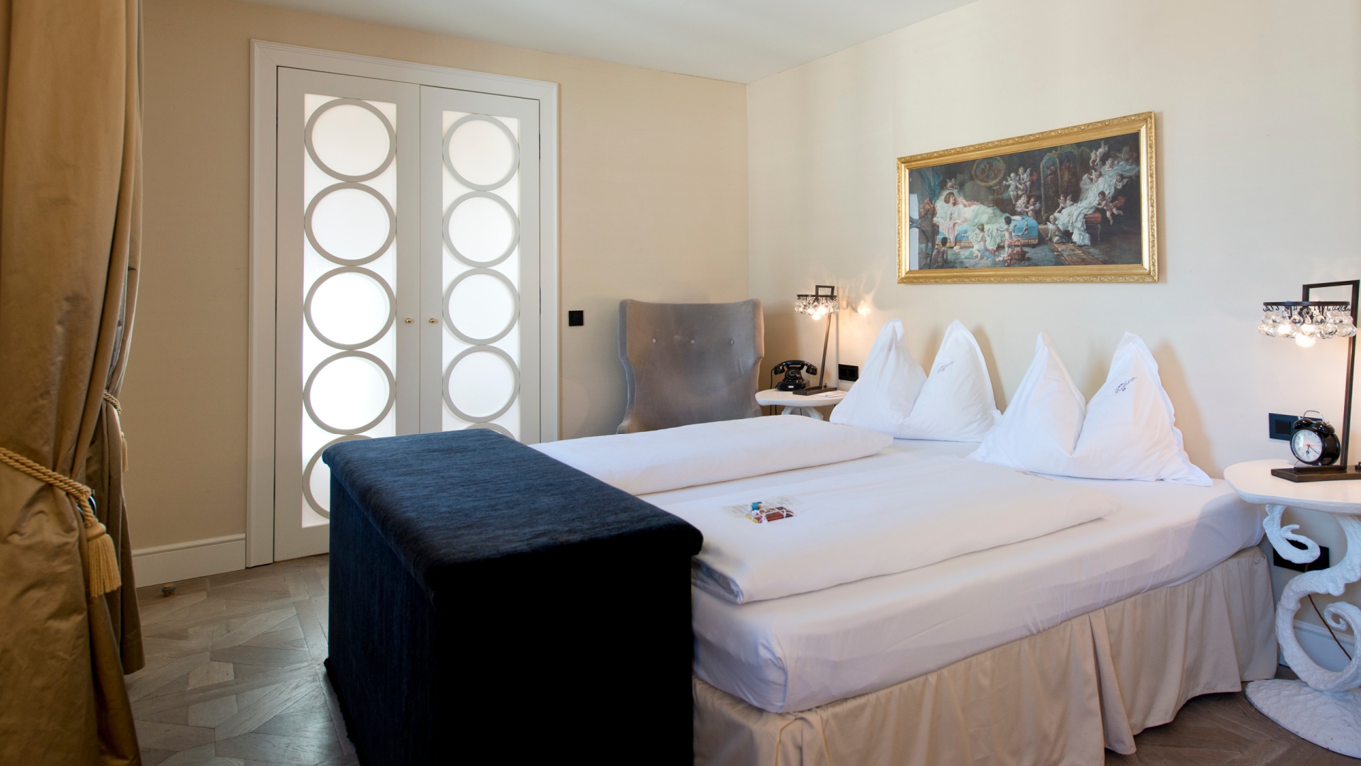 Ein Hotelzimmer mit einem Gemälde an der Wand