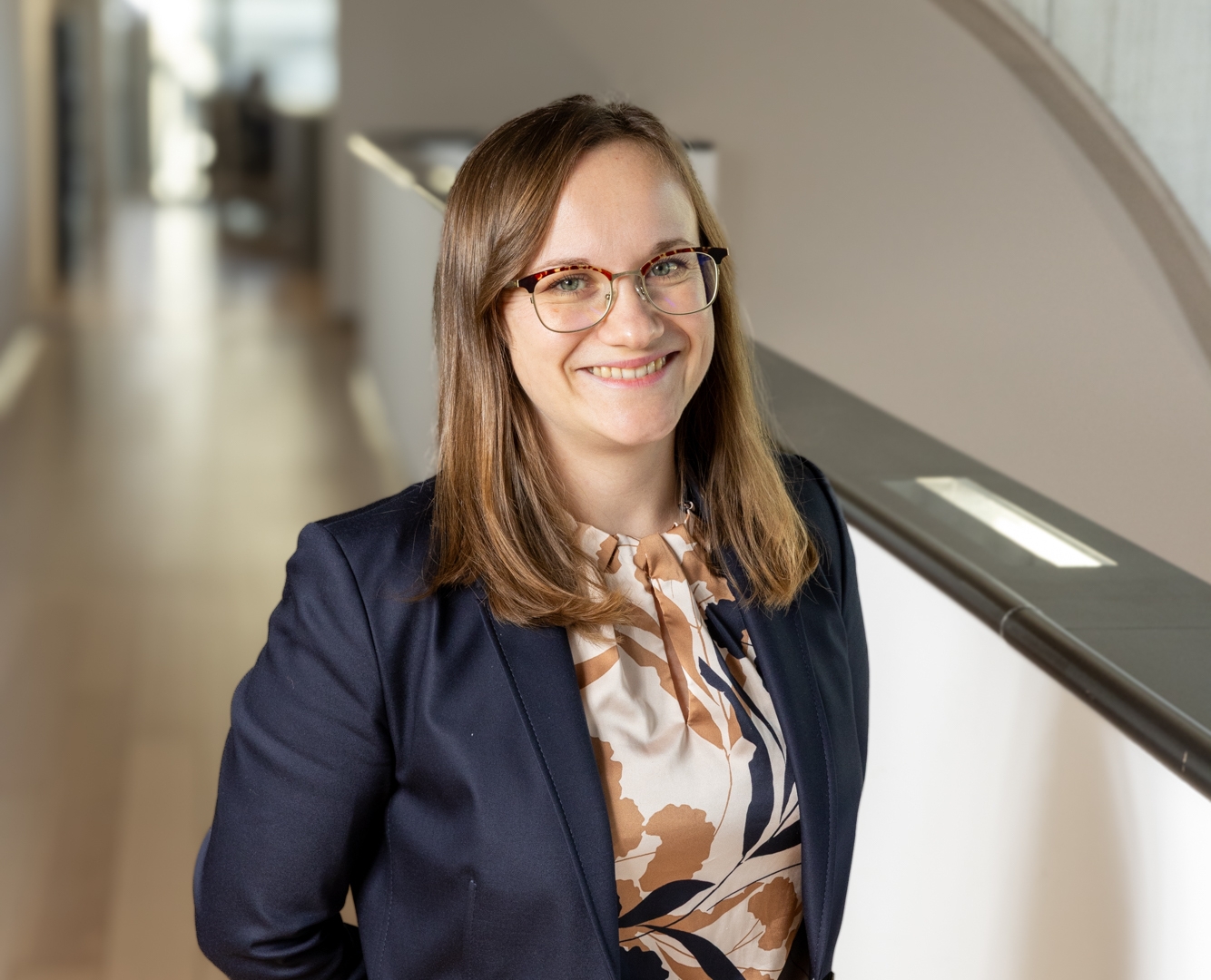 Eine Frau steht in einem Bankgebäude