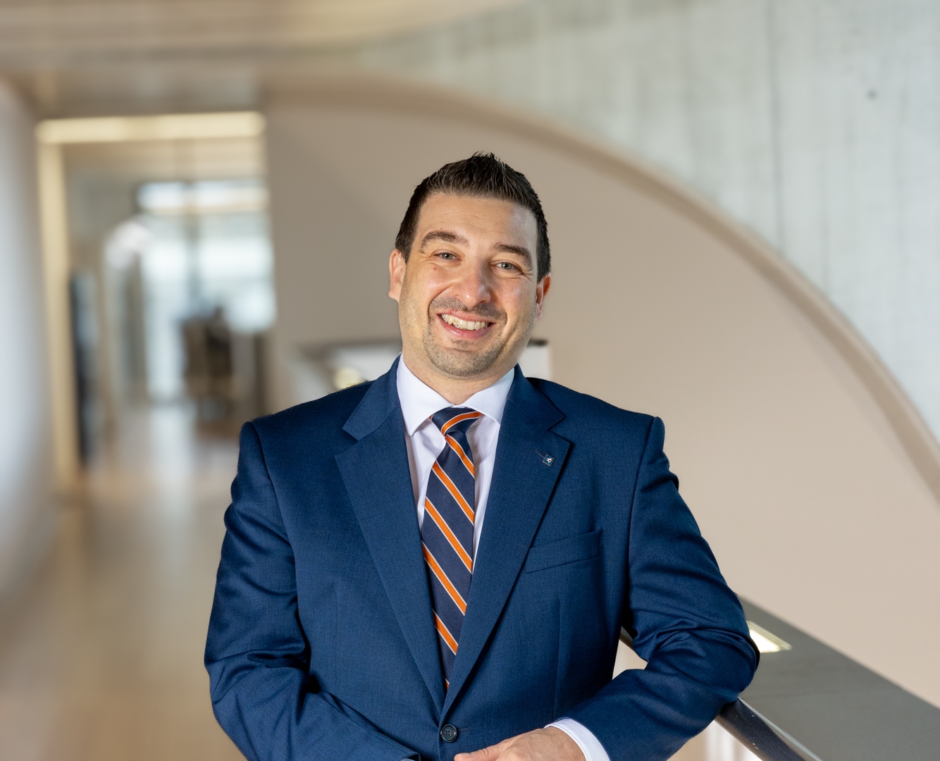 Ein Mann in einem blauen Anzug