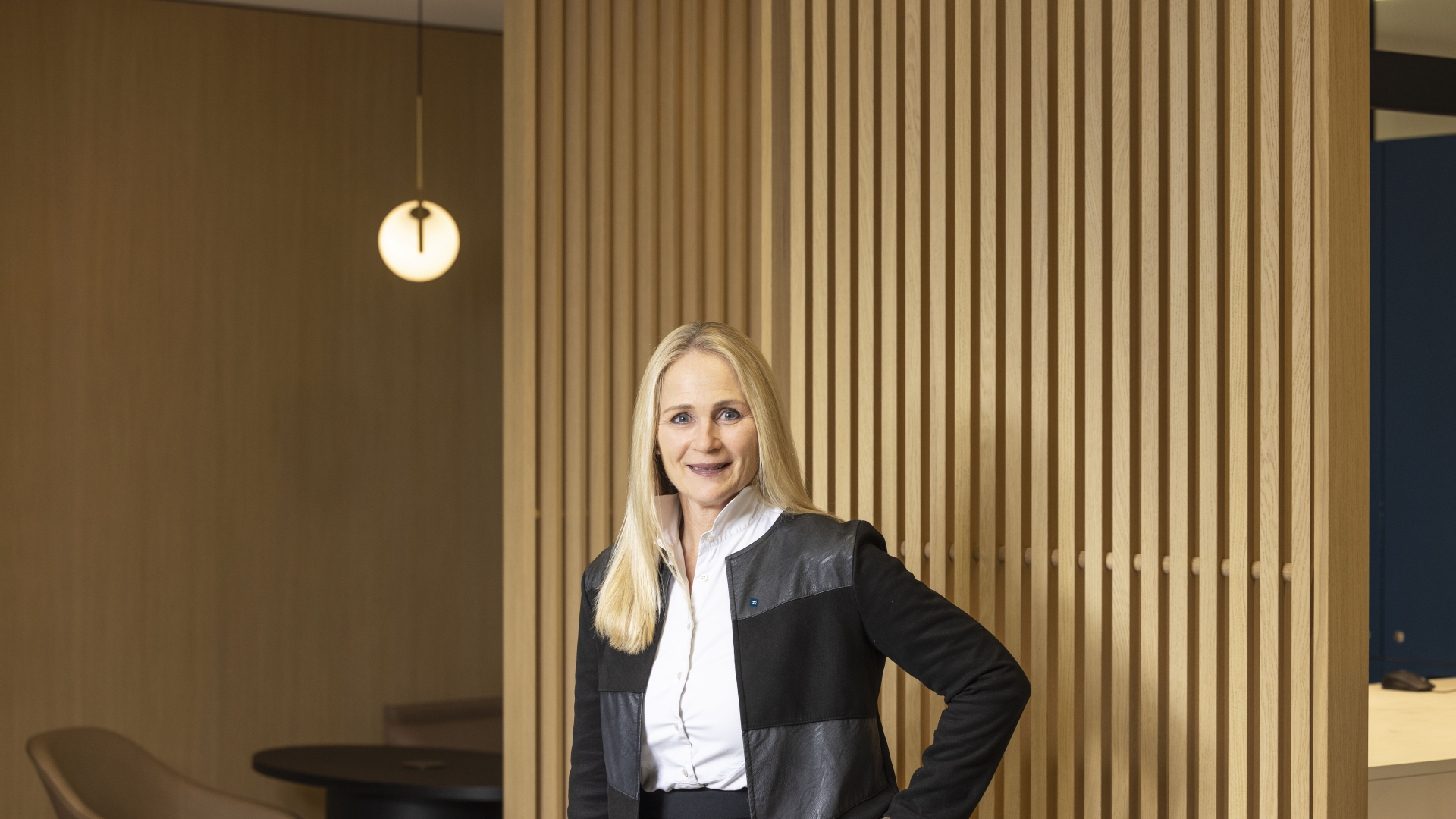 Eine Frau steht in einer Bankfiliale