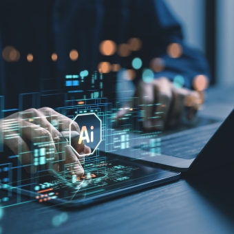 Menschen nutzen Laptops und Computer, um mit KI zu interagieren und so mithilfe schneller, hochmoderner Technologie KI zu entwickeln, zu programmieren, zu trainieren oder große Datenmengen zu analysieren.