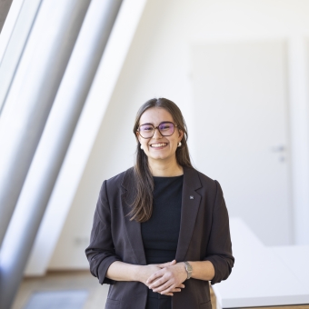 Liv Lachmair, Mitarbeiterin im Bereich Betreuung Institutionelle Kunden – Financial Markets der BTV Vier Länder Bank, trägt einen schwarzen Blazer und blickt in die Kamera.