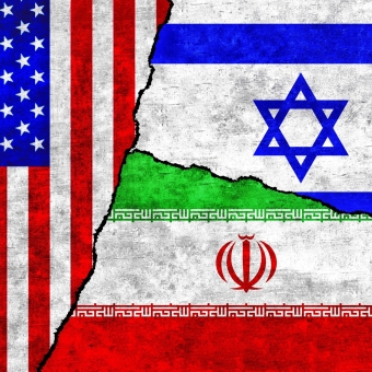 Bild mit den Flaggen von den USA, von Israel und vom Iran, mit schwarzen Linien dazwischen als Trennlinien