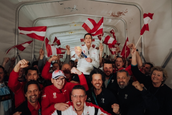 Janine Flock mit Fans bei der Medaillenfeier