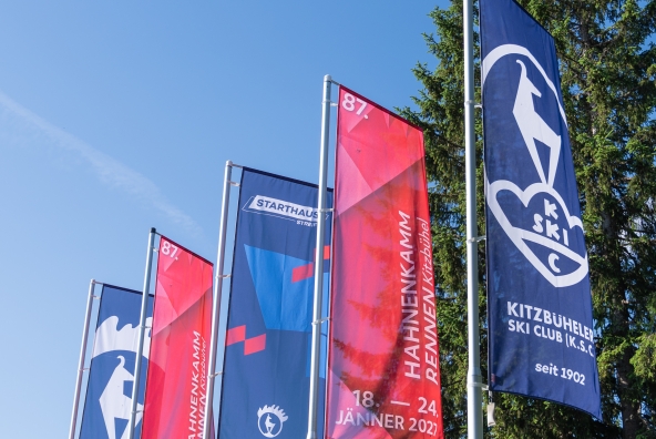 Blaue und rote Flaggen für das Hahnenkammrennen Kitzbühel 2027.
