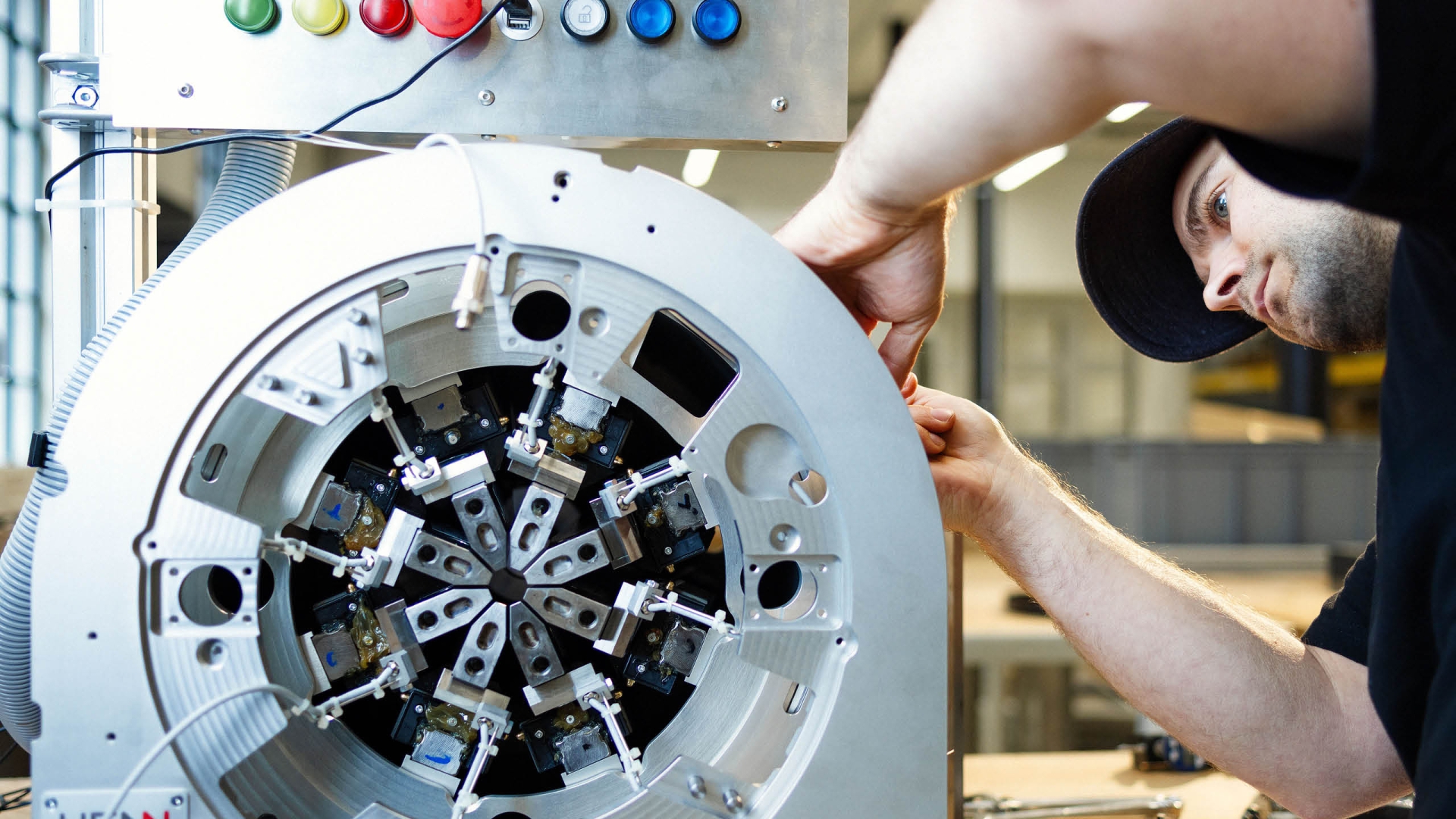 Ein Mitarbeiter der HENN Connector Group montiert eine Maschine in der Produktion.