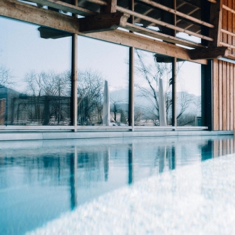 Ein Infinity Pool vor einem Hotel