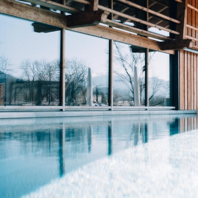 Ein Infinity Pool vor einem Hotel