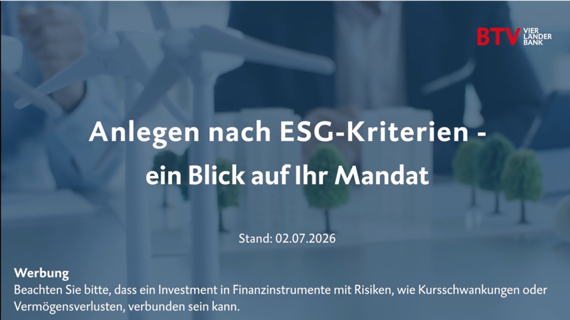 Zu sehen sind auf einem Hintergrundbild ein Modell mit Windrädern und Bäumen. Als Text über dem Bild steht: Anlegen nach ESG-Kriterien - ein Blick auf Ihr Mandat, Stand: 02.07.2026 sowie der Hinweis: Werbung; Beachten Sie bitte, dass ein Investment in Finanzinstrumente mit Risiken, wie Kursschwankungen oder Vermögensverlusten, verbunden sein kann.