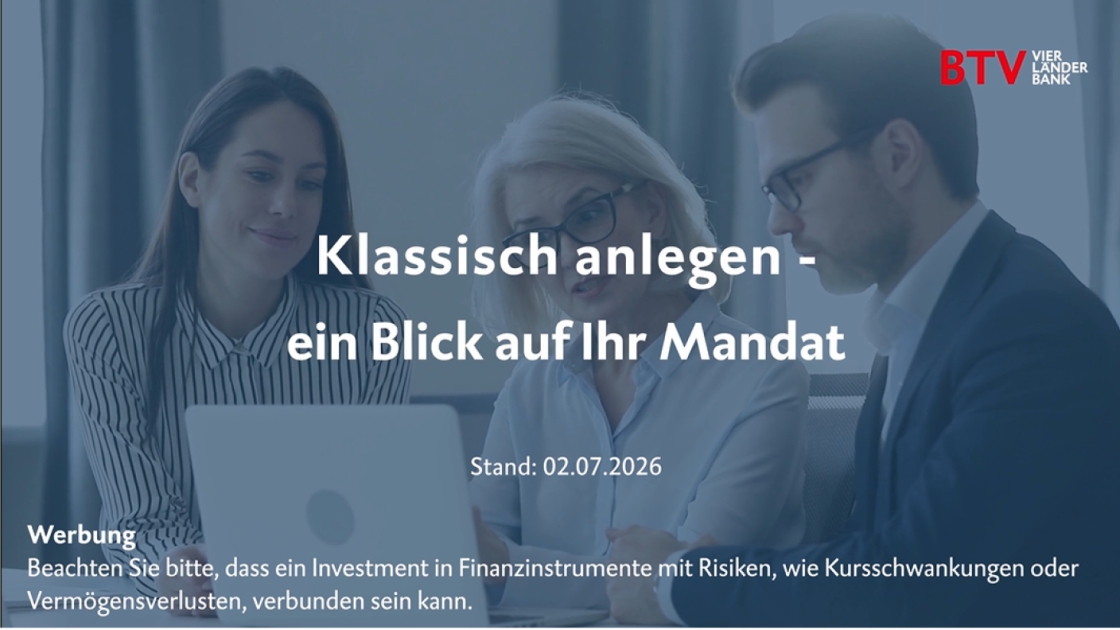 Zu sehen sind auf einem Hintergrundbild drei Menschen, die vor einem Laptop sitzen. Als Text über dem Bild steht: Klassisch anlegen - ein Blick auf Ihr Mandat, Stand: 02.07.2026 sowie der Hinweis: Werbung; Beachten Sie bitte, dass ein Investment in Finanzinstrumente mit Risiken, wie Kursschwankungen oder Vermögensverlusten, verbunden sein kann.