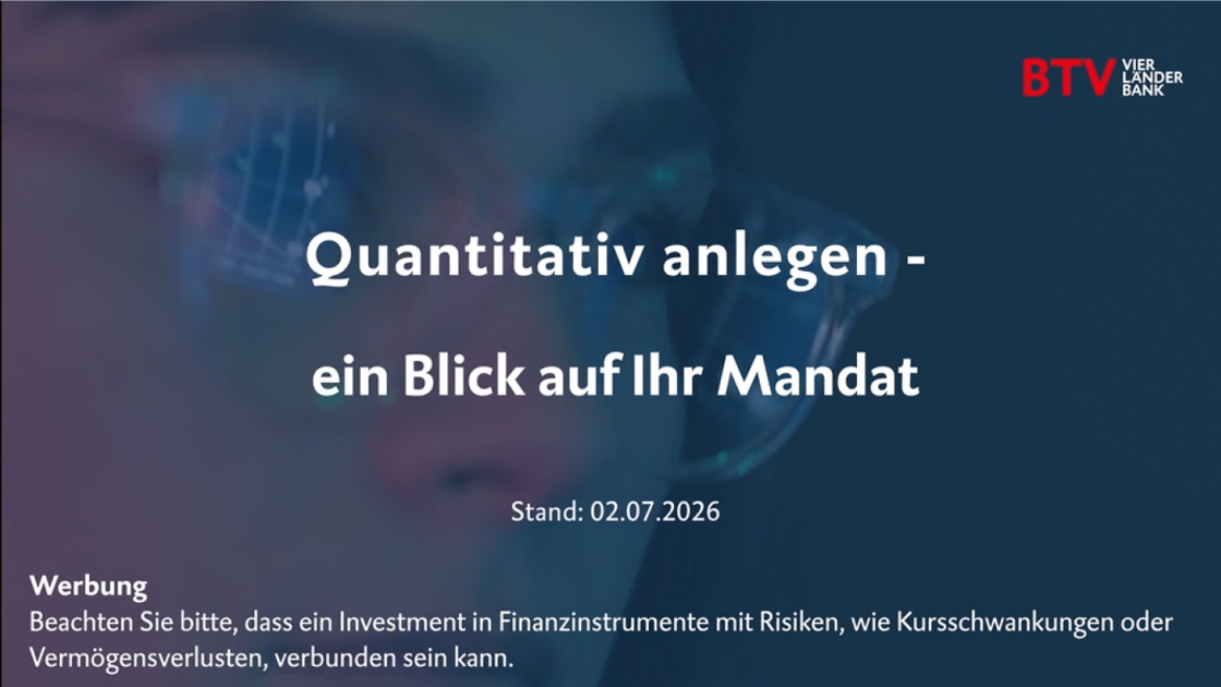 Zu sehen ist auf einem Hintergrundbild ein Gesicht mit Brille auf der sich Linien spiegeln. Als Text über dem Bild steht: Quantitativ anlegen - ein Blick auf Ihr Mandat, Stand: 02.07.2026 sowie der Hinweis: Werbung; Beachten Sie bitte, dass ein Investment in Finanzinstrumente mit Risiken, wie Kursschwankungen oder Vermögensverlusten, verbunden sein kann.